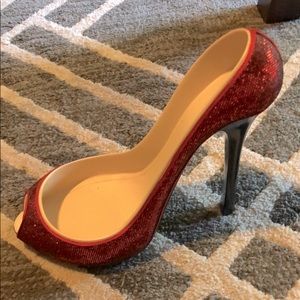 Red heel wine bottle holder